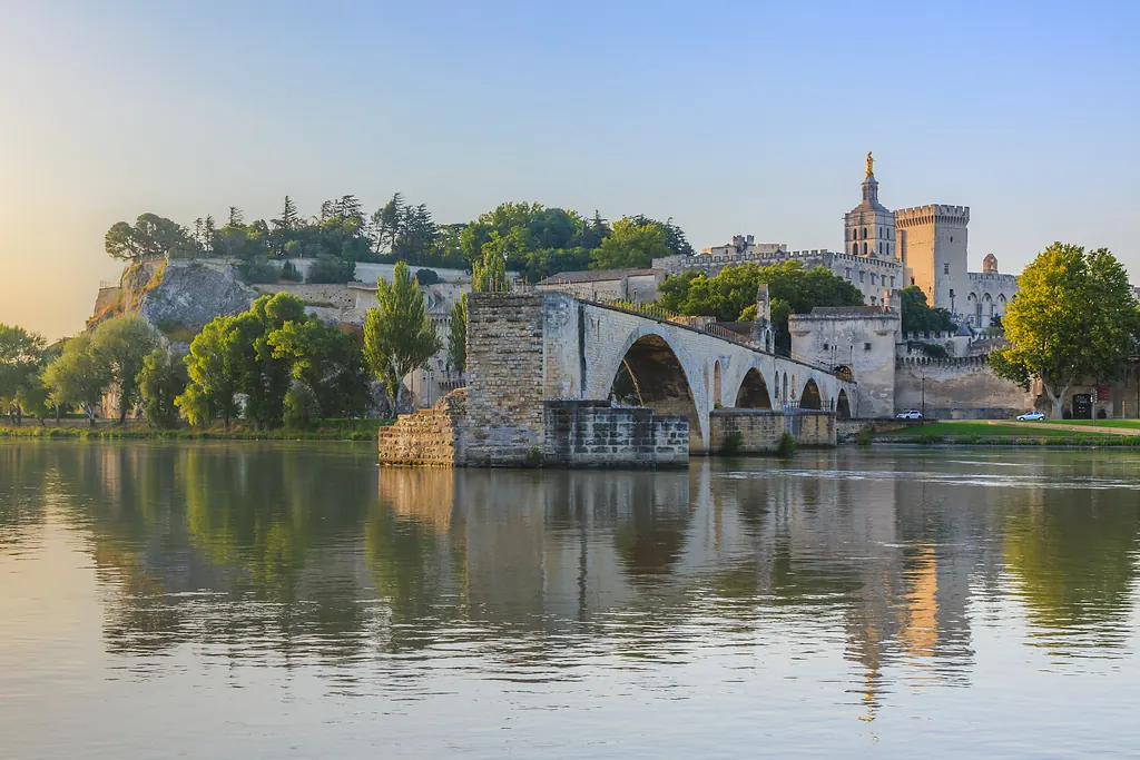 Rhône Nehri'nde Saint-Bénézet Köprüsü'nün kalıntısı, arkada Papalık Sarayı; altın saat ışığı