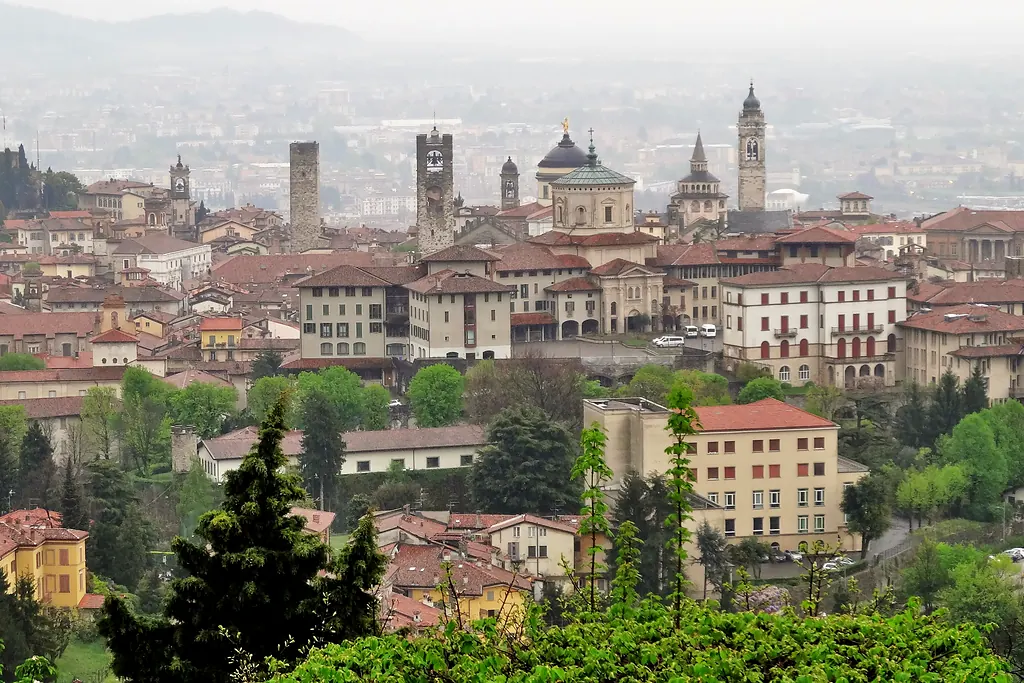 Bergamo Yukarı Şehir'in çan kuleleri, kubbeleri ve kiremit çatıları; San Vigilio'dan sisli bir gün