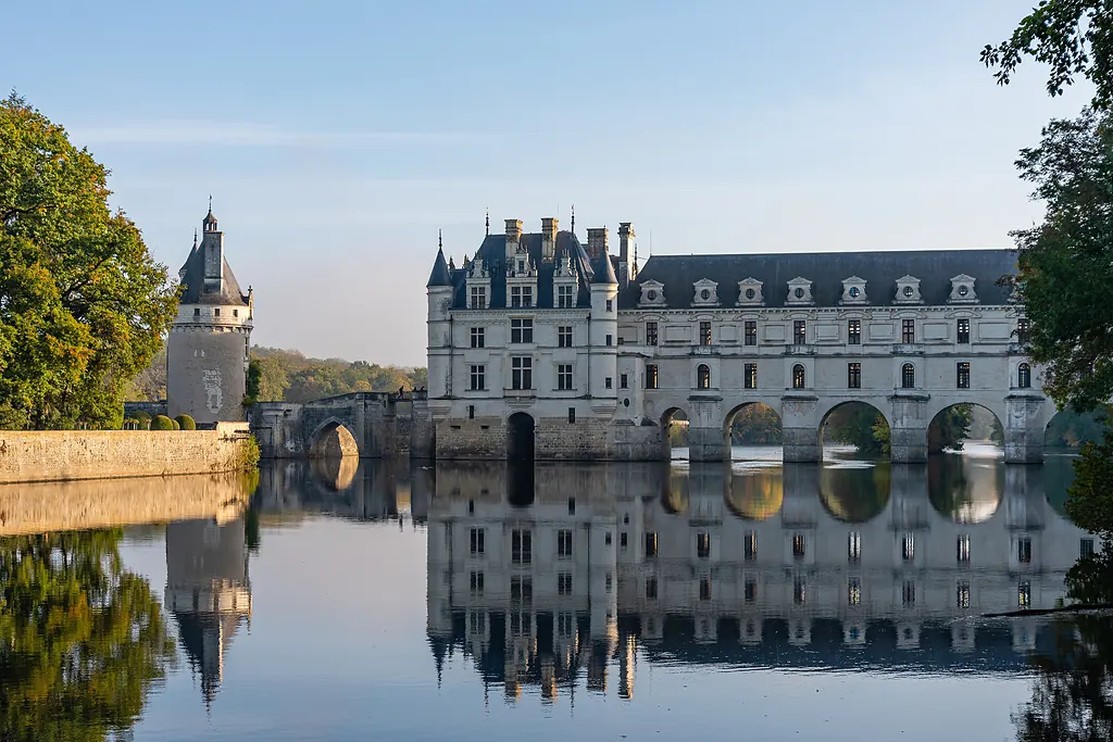 Cher Nehri üzerindeki kemerli Chenonceau Şatosu ve suya yansıyan görüntüsü, sabah ışığında