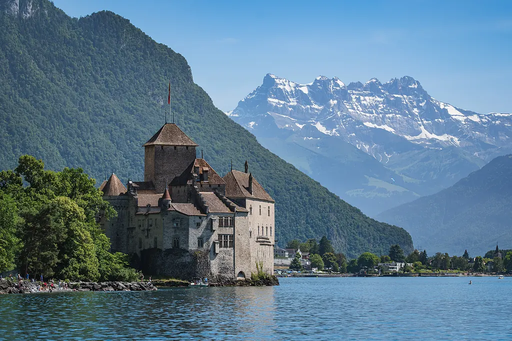 Leman Gölü kıyısındaki Chillon Şatosu ve arkasında karlı Dents du Midi dağları
