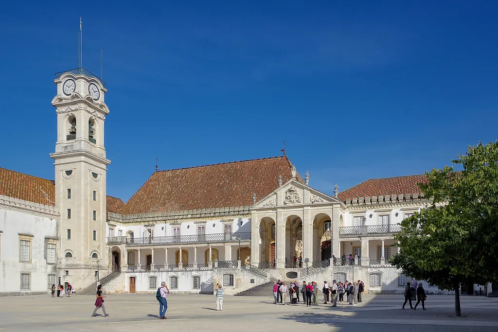 Coimbra Üniversitesi'nin saat kulesi ve Paço das Escolas avlusunu çevreleyen beyaz binalar