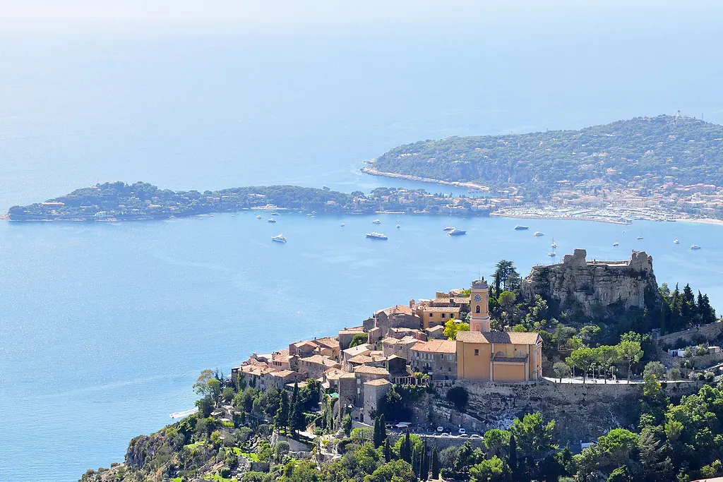 Akdeniz'e bakan tepede Èze köyü, kilisesi ve kalesi; arkada Cap Ferrat yarımadası