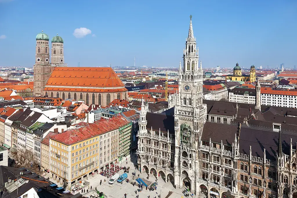 Münih'te Marienplatz'ın üstten görünümü: Yeni Belediye Binası'nın kulesi ve arkada Frauenkirche kubbeleri
