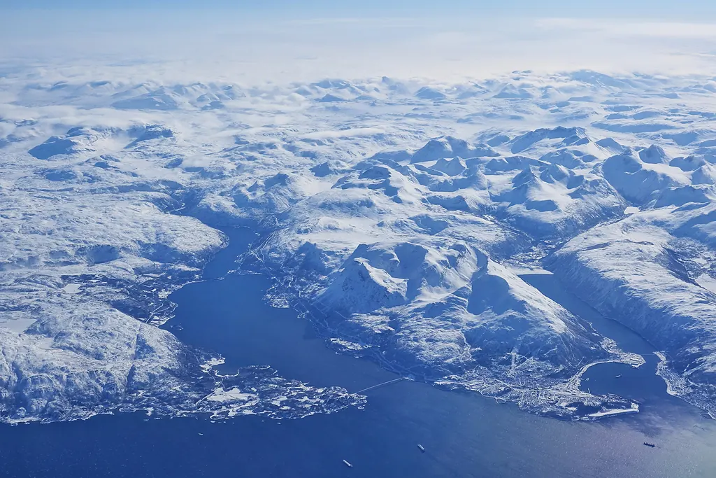 Karlı dağlar arasında Narvik kenti ve çevresindeki fiyordların havadan görünümü, Kuzey Norveç