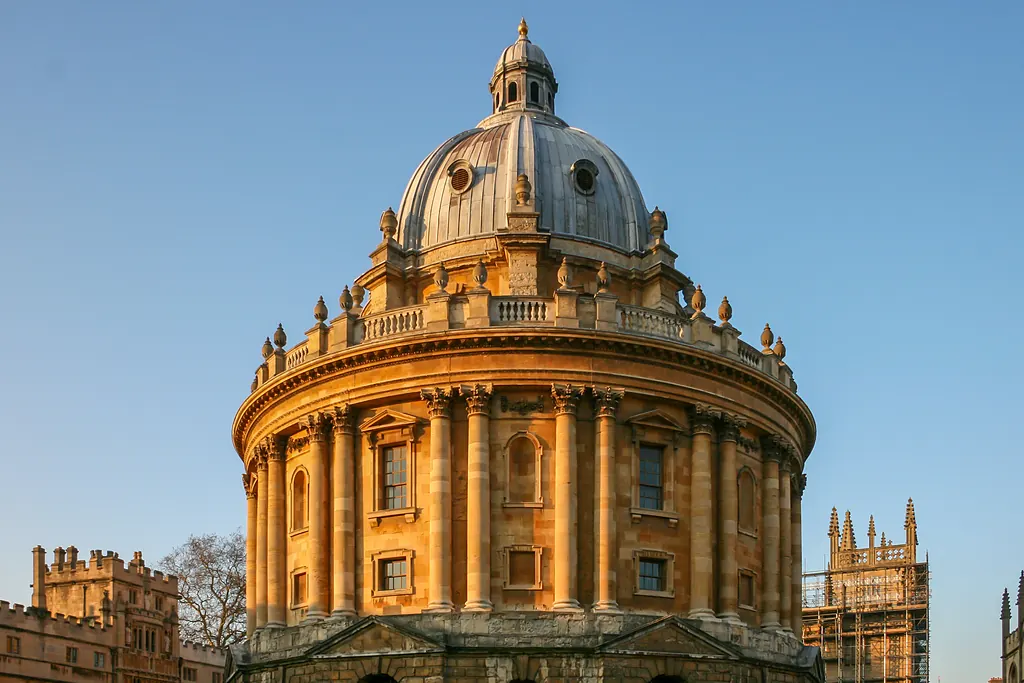 Oxford'daki Radcliffe Camera'nın kubbesi ve sütunlu gövdesi, akşama doğru altın rengi ışıkta