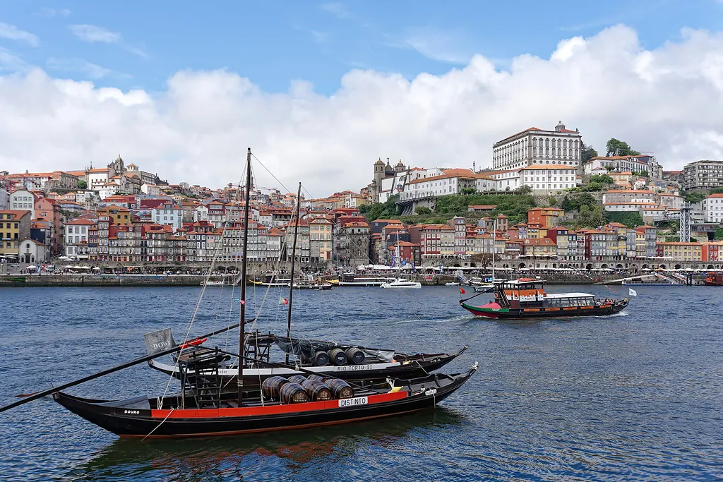 Douro Nehri'nde rabelo tekneleri ve karşı kıyıda Porto'nun renkli Ribeira semti