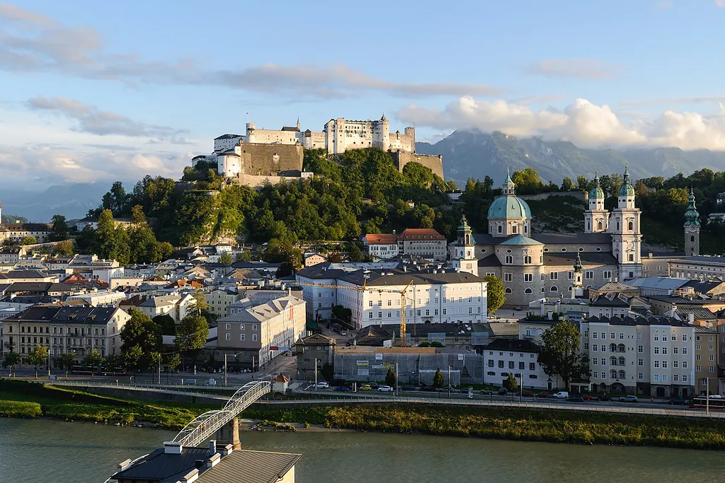 Salzach Nehri'nin karşı kıyısından Salzburg eski şehri, tepedeki Hohensalzburg Kalesi ve dağlar