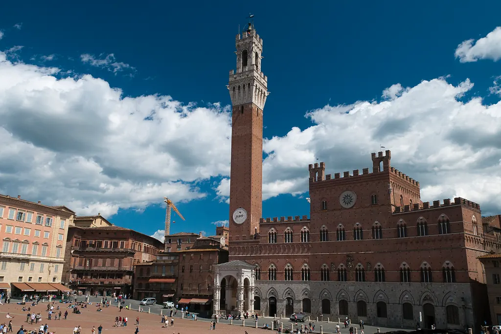 Siena'da Piazza del Campo'nun kenarında Palazzo Pubblico ve Torre del Mangia, mavi gökyüzü altında