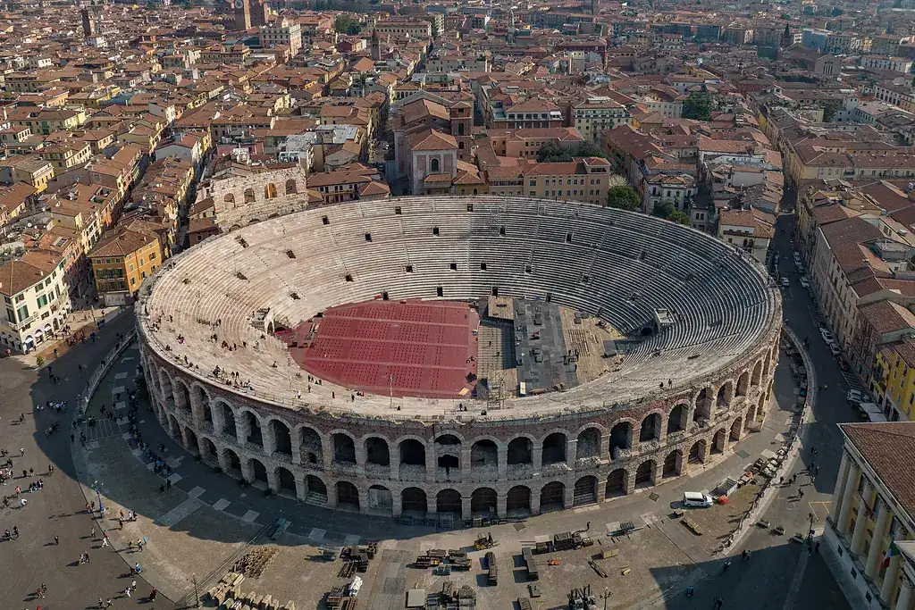 Verona Arenası ve çevresindeki kiremit çatılı eski şehir, havadan görünüm