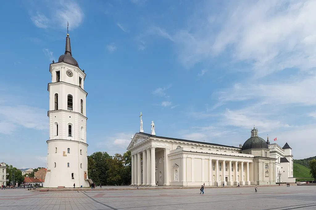 Vilnius Katedrali ve Katedral Meydanı'ndaki çan kulesi, açık mavi gökyüzü altında