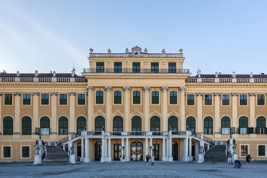 Viyana'daki Schönbrunn Sarayı'nın sarı cephesi ve önündeki geniş avlu